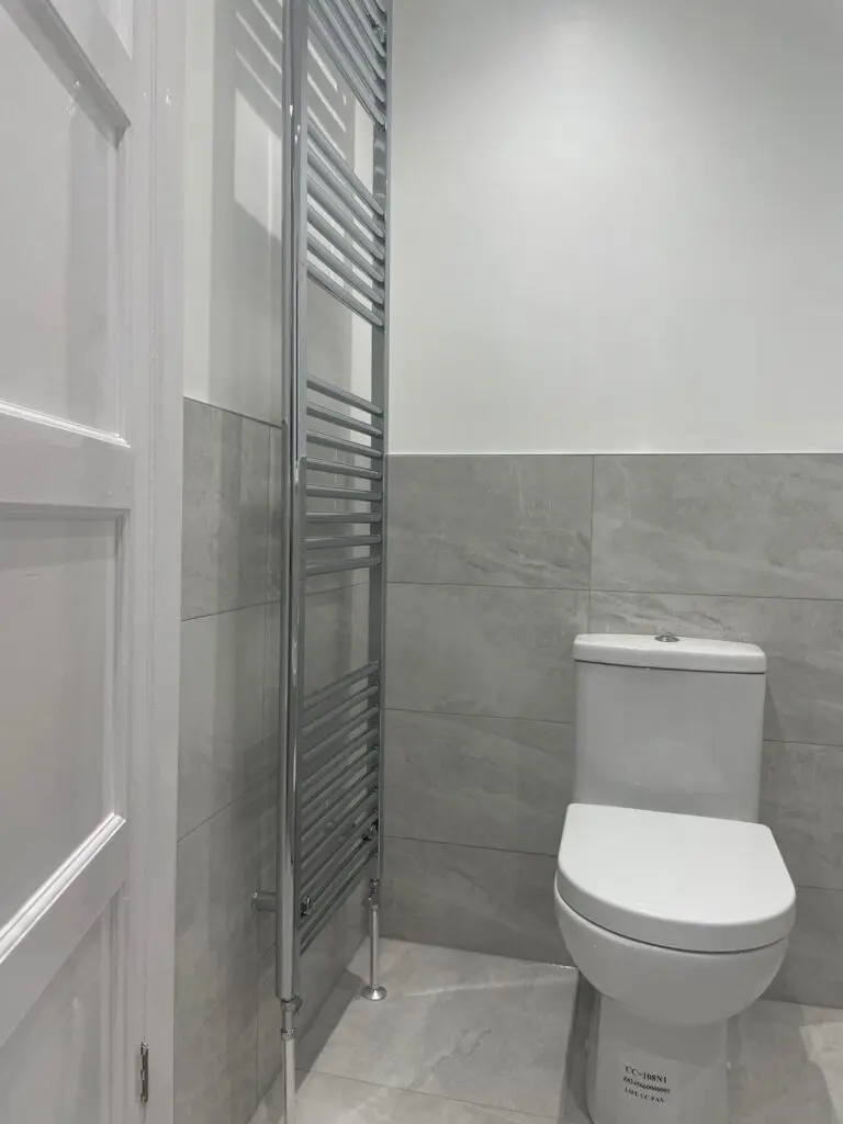 Lucy close coupled wc with chrome towel rail