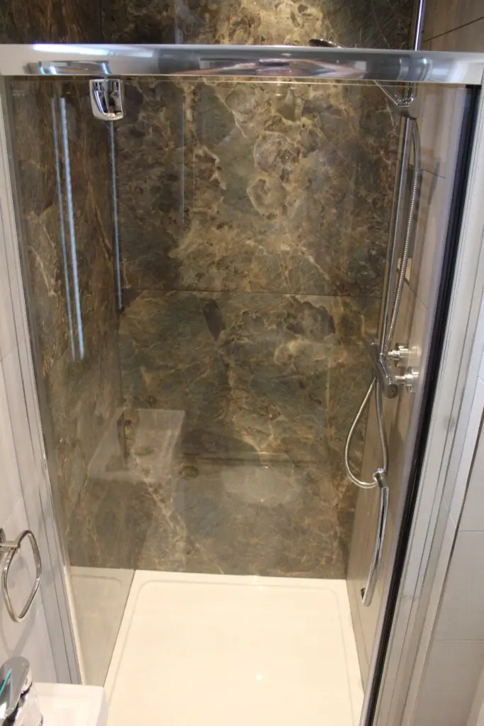 Large tiles in shower cubicle