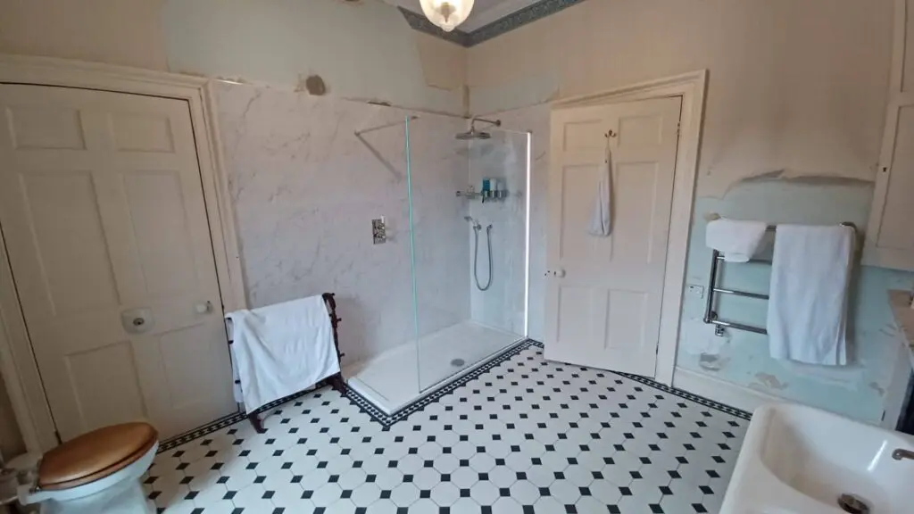 Lakes fixed shower screen