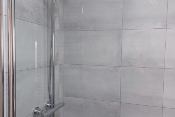 Bristan Dual Claret shower & Lakes bath screen
