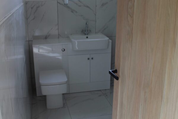 Fitted Bathroom Units in White Gloss