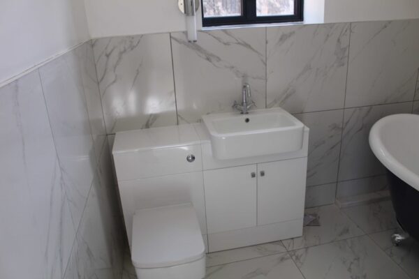 Fitted Bathroom Units in White Gloss