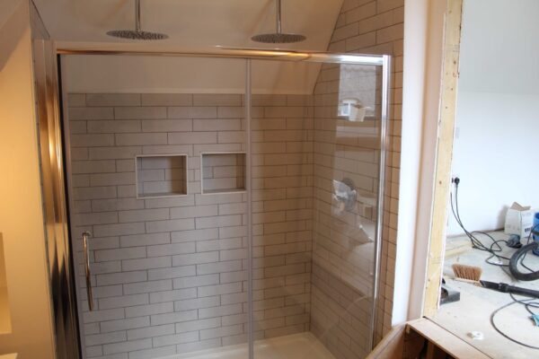 Lakes large shower with sliding door