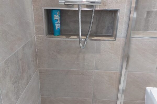 Shower walk-in with recesses