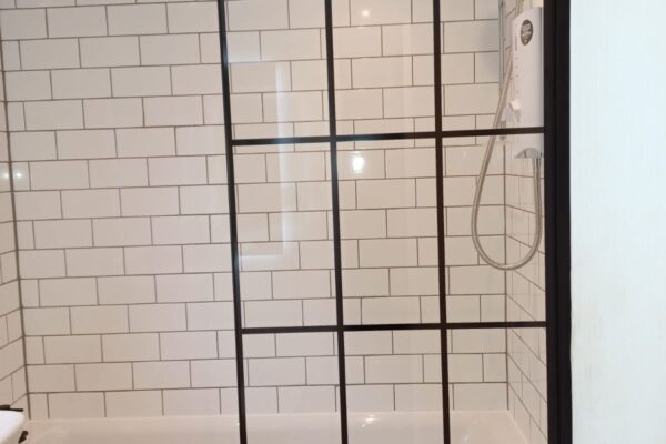 Black bath shower screen
